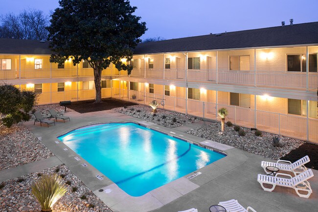 Piscina principal - Creekline Apartments