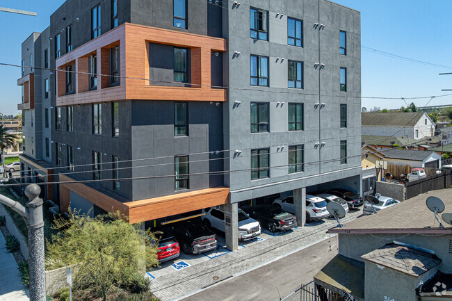Building Photo - Asante