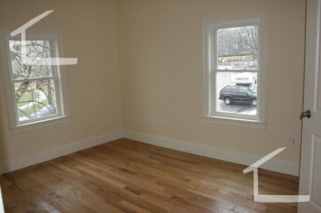 Building Photo - Central Brighton Location, Central Heat/AC...