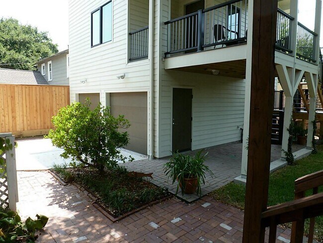 Building Photo - 1611 Colquitt St