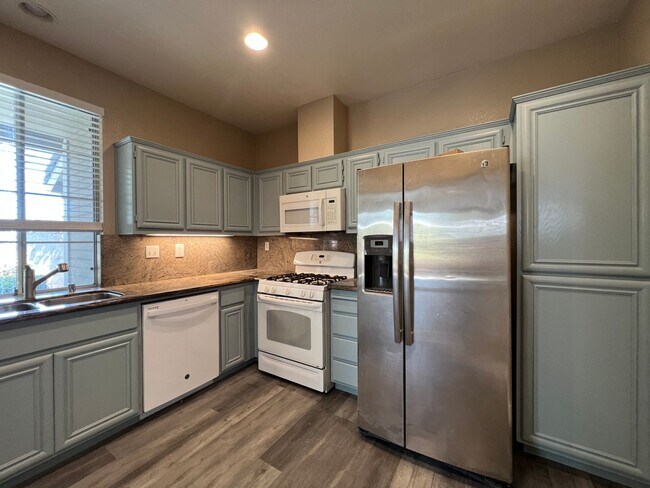 Building Photo - 3 bed, 2.5 Bath available in Very Quiet an...