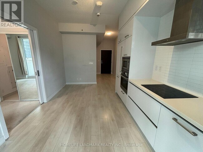 Photo du bâtiment - 2221 Yonge St