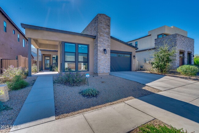 Building Photo - 813 E Paseo Way