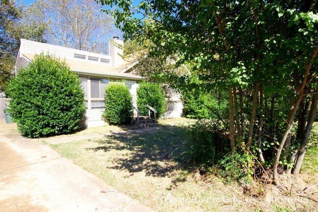 Building Photo - 4BR, 2.5BA Split Level! HALF OFF first month!
