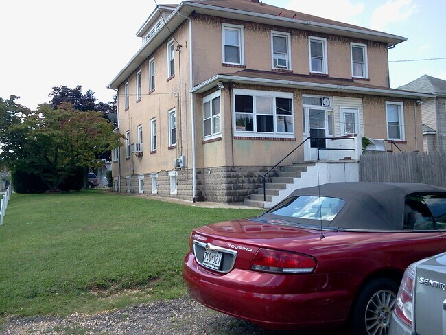 Building Photo - 2 8th Ave