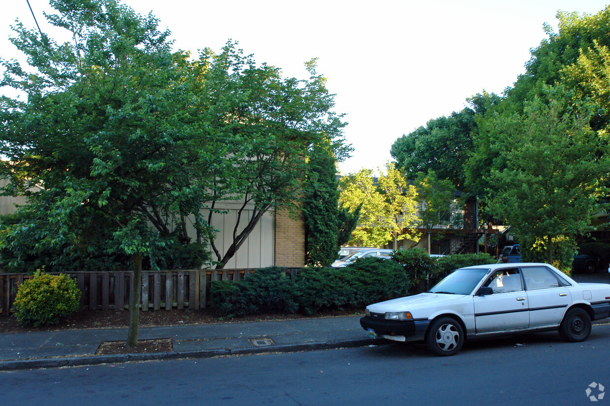 Building Photo - 1715 NE 27th Ave