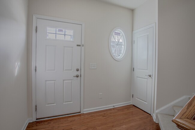 Building Photo - 3 Bedroom 2.5 Bathroom Townhome Convenient...