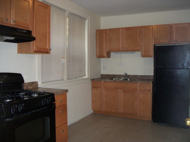 Cocina - 7742 S Phillips Ave