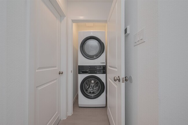 Building Photo - 21459 Montecagnano Ave