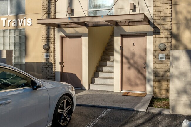Entrances - 4343 Travis St