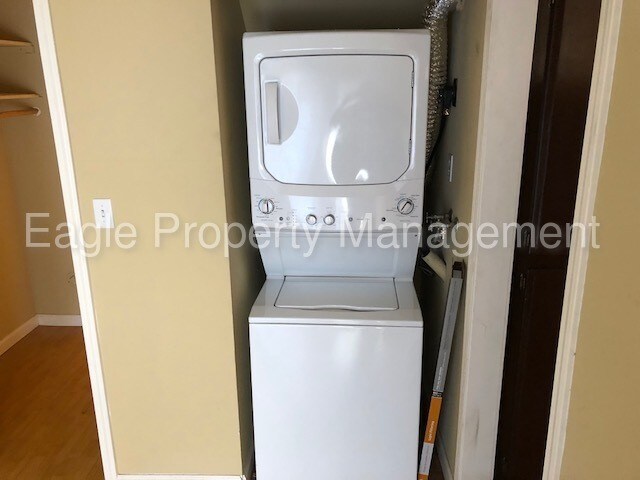 Building Photo - 3BR & 2.5 Bath Arden/Arcade Townhouse