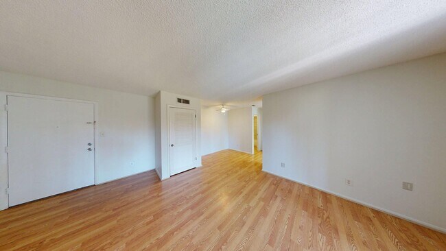 Foto del edificio - 1BR/ 1BA Condo In Springwood   ** Water In...
