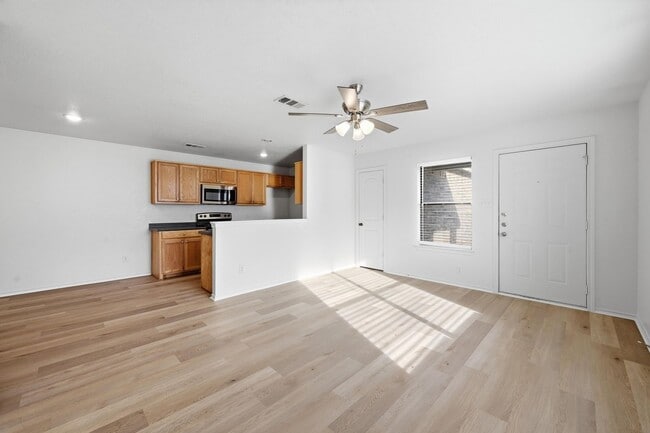 Foto del edificio - 8117-8119 Doreen Avenue