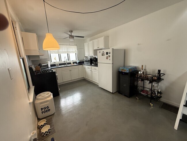 Foto del edificio - 295 E Whittier St