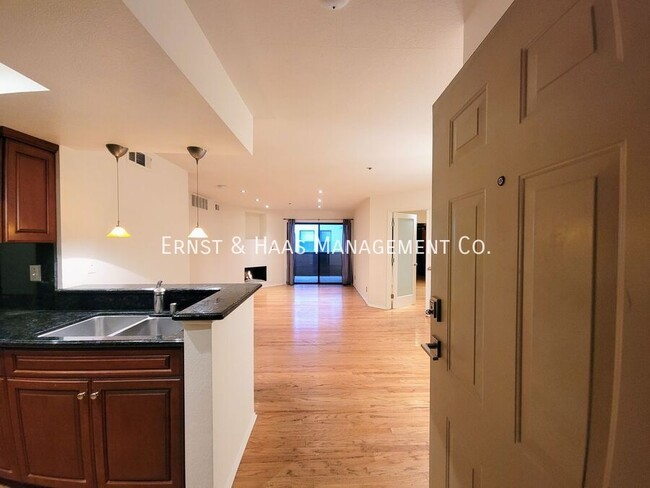 Foto del edificio - Stunning Downtown Condo, Fully Remodeled a...