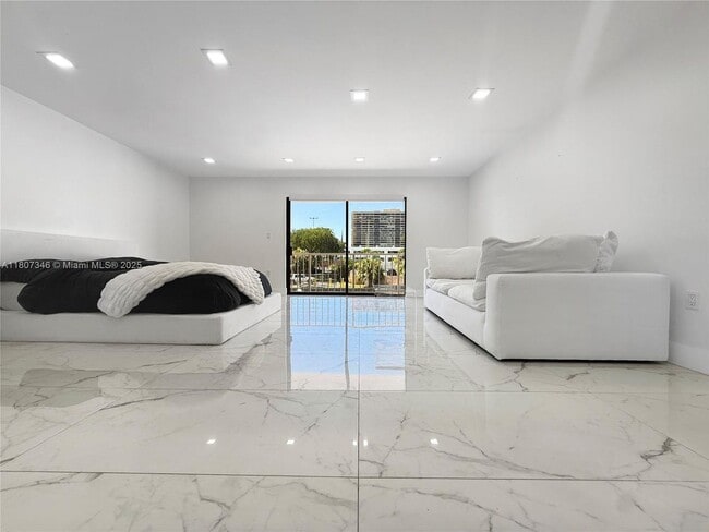 Foto del edificio - 1650 NE 115th St