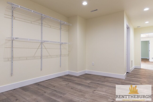 Building Photo - Updated 4BR 2 Full Bath House with Parking!
