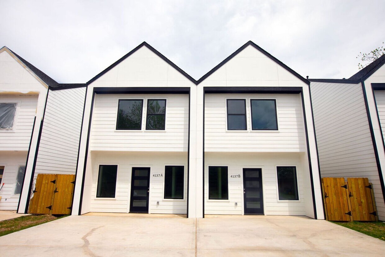Primary Photo - Modern Amenities. Urban Location. Sophisti...
