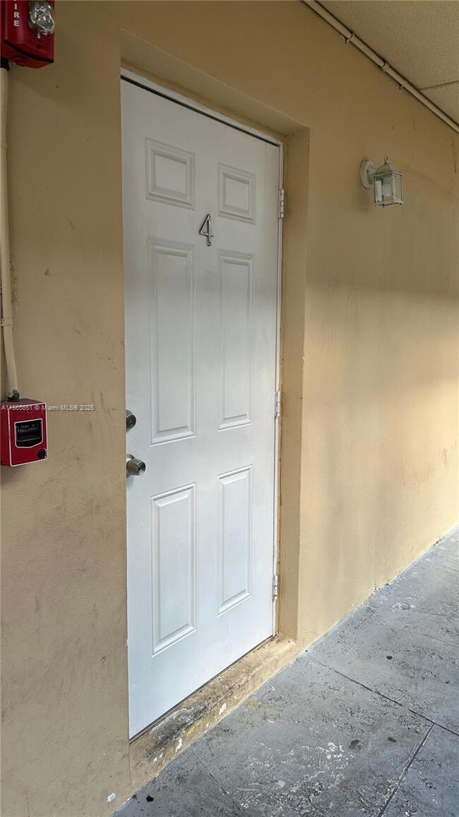 Foto del edificio - 2121 NE 168th St