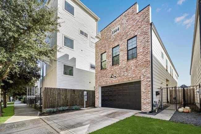 Foto del edificio - 1144 W 24th St