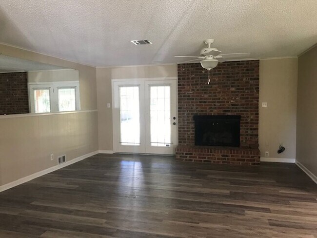 Building Photo - 3 bed 2 Bath Brick Home off Park Avenue!