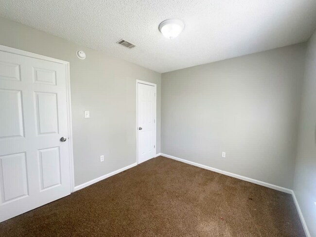 Foto del edificio - 1632 Lexington Cir