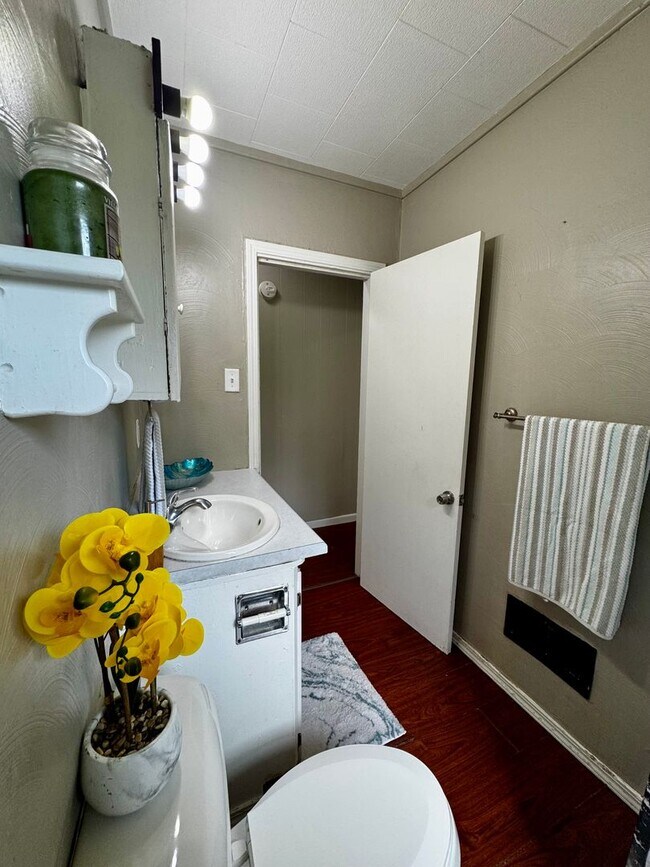 Foto del edificio - 3 bed, 1 bath home for rent in Waterloo