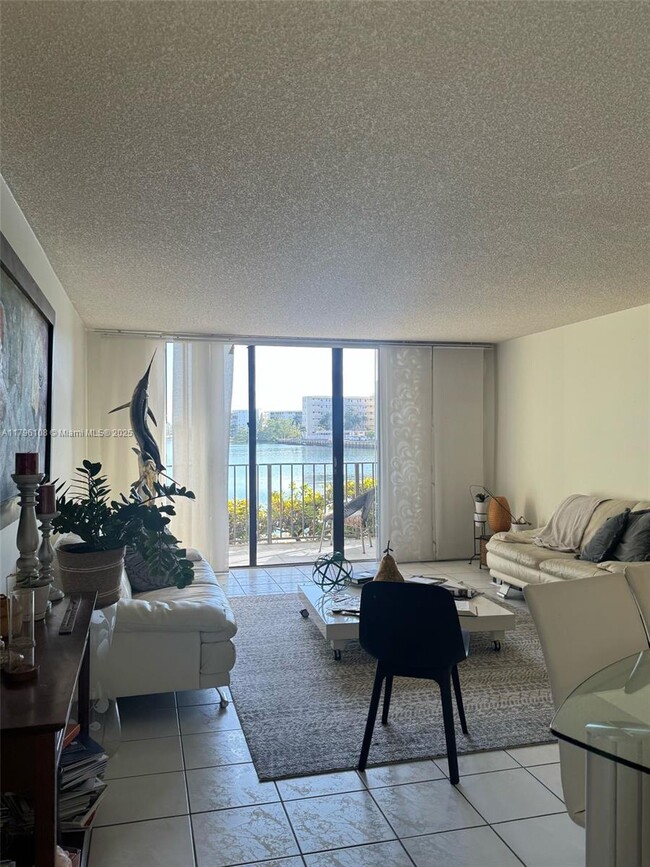 Foto del edificio - 18151 NE 31st Ct