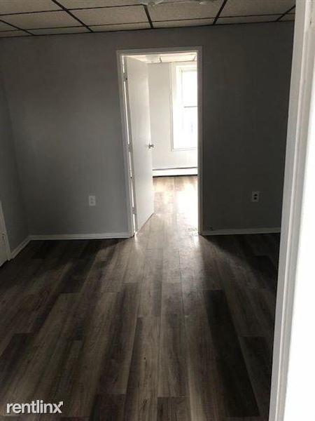 Building Photo - 2 br, 1 bath Apartment - 363 Summer Ave Apt 3