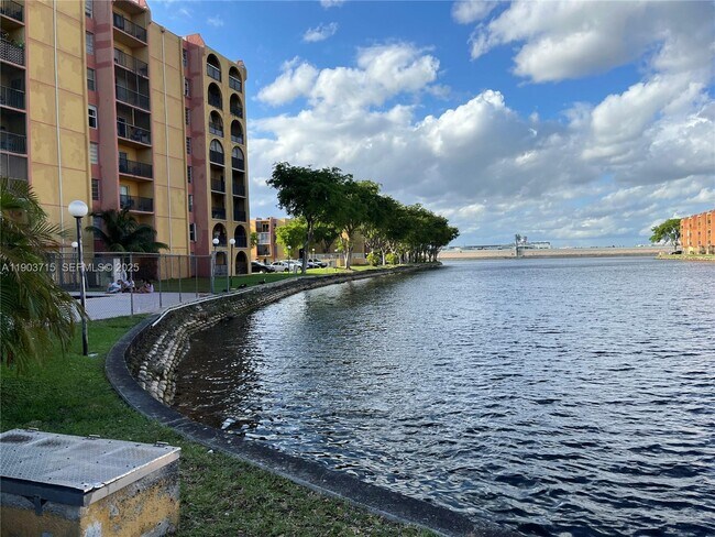 Foto del edificio - 4801 NW 7th St