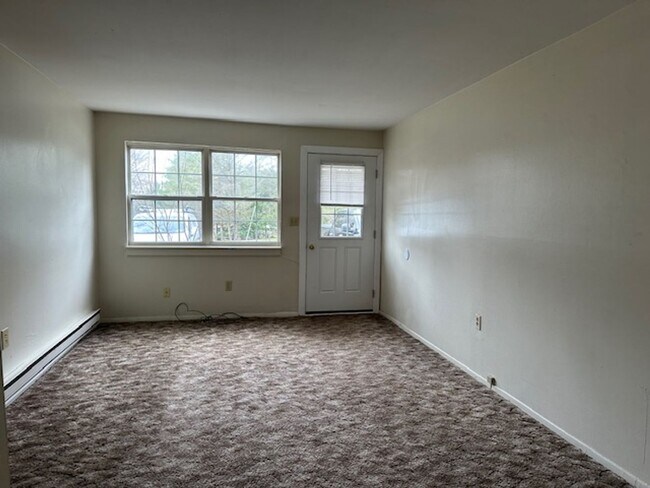 Foto del edificio - 696 Walborn Rd