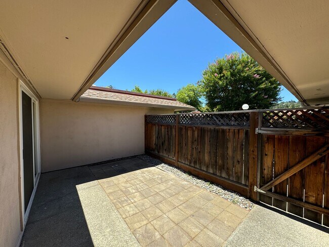 Building Photo - Nice Single Level End Unit with No Neighbo...