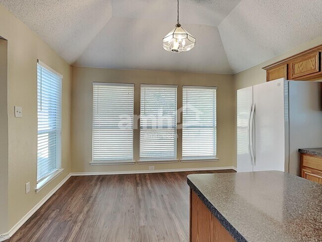 Building Photo - 733 Grandview Ave