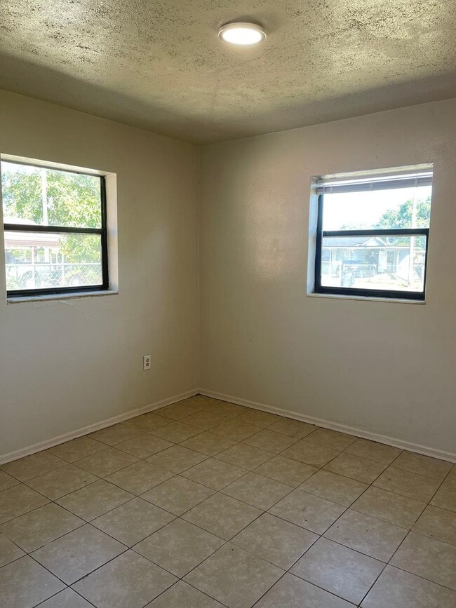 Building Photo - 226 6th Jpv St