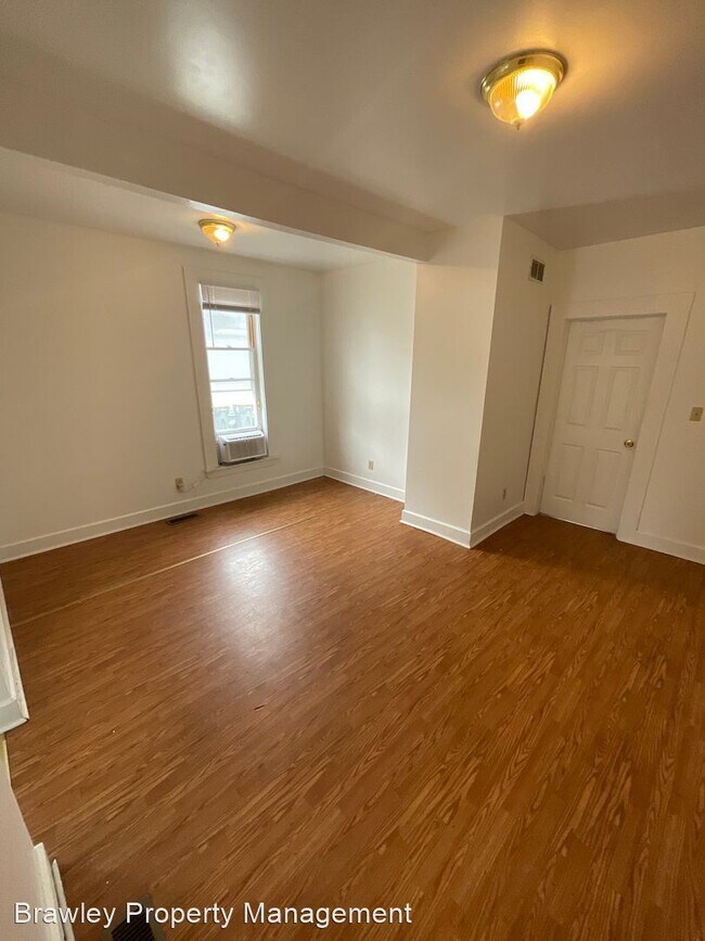 Building Photo - 6 br, 2 bath House - 413 E. 10th St