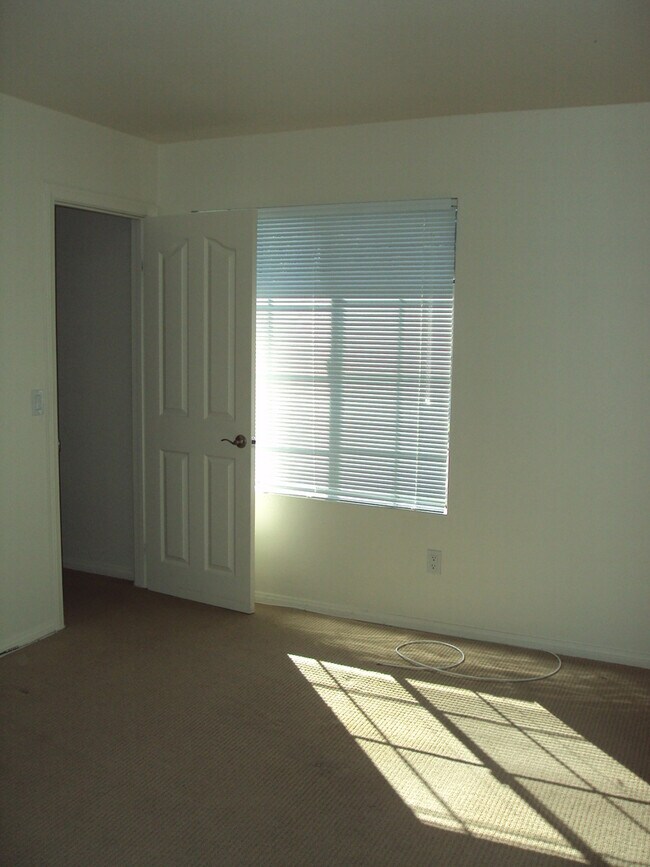 Foto del edificio - Stylish 2-Bedroom Condo in Sought-After Ca...
