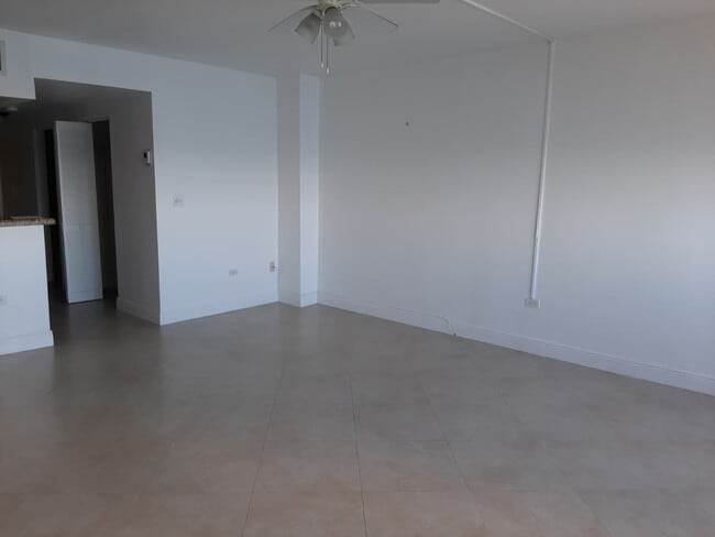 Building Photo - 999 Brickell Bay Dr