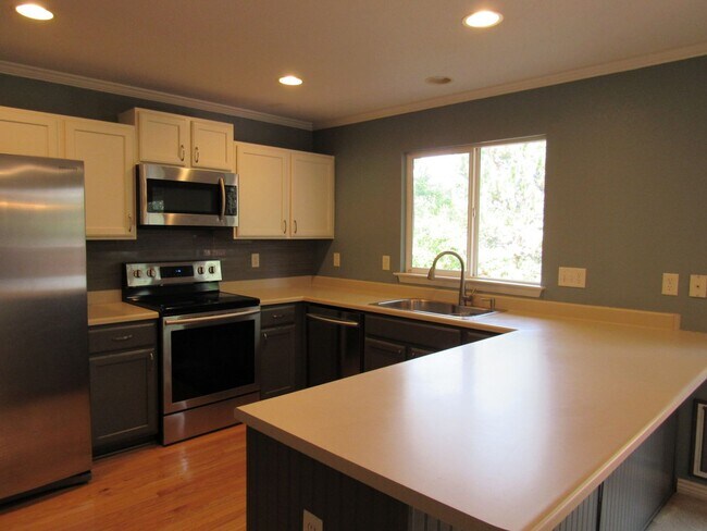Foto del edificio - Bright and well maintained 4 bed, 3 bath h...