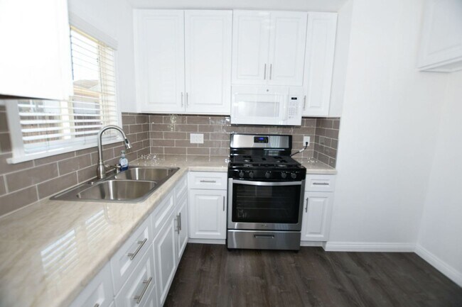 Building Photo - Remodeled 2Bed/1Bath Duplex in Old Town Ca...