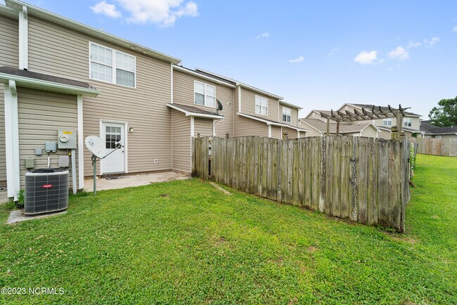 Building Photo - 207 Pinegrove Ct