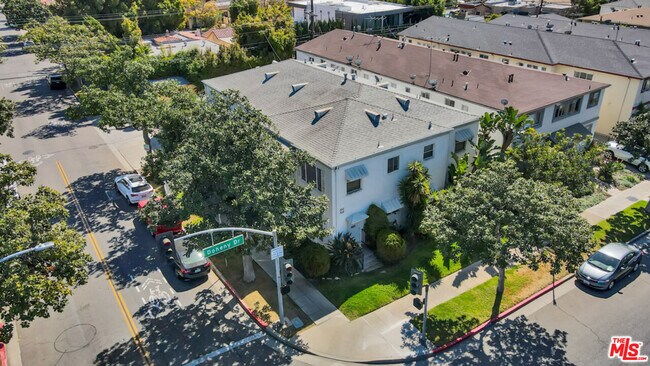 Foto del edificio - 300 S Doheny Dr