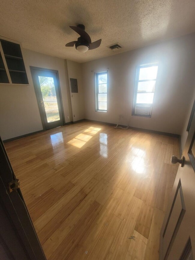 Building Photo - $795 - 2 bed 1 bath - Single Family Home