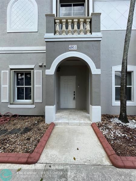 Foto del edificio - 4951 SW 140th Terrace