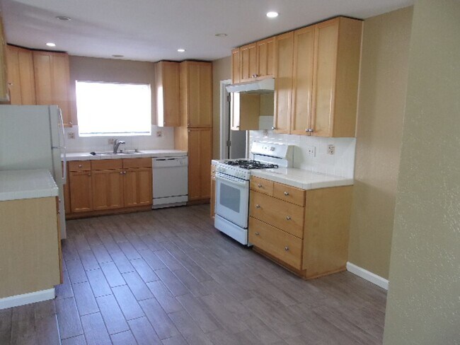 Building Photo - Southwest Home Waiting for YOU!!!