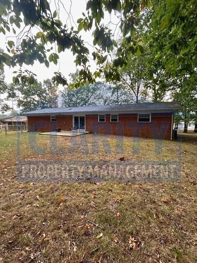 Building Photo - Centrally located, three bedroom home!