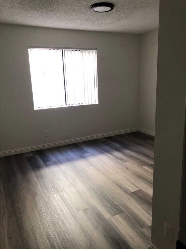 Foto del edificio - 4619 Rosewood Ave