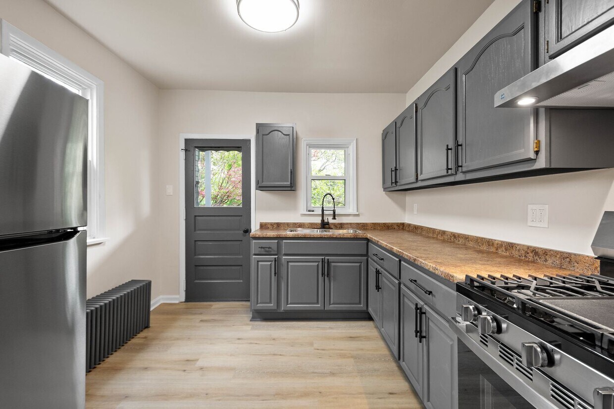 Foto principal - Stunning 2 Bedroom home in McKees Rocks Av...