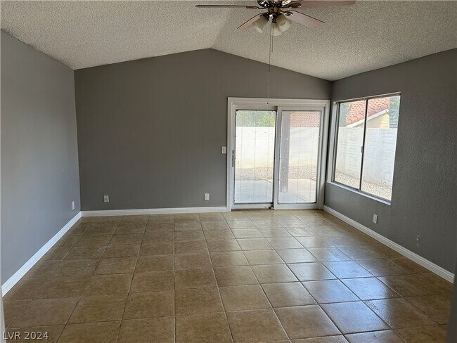 Foto del edificio - 4678 Cedarspring Dr