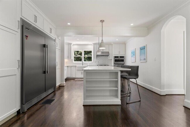 Foto del edificio - 3825 Peachtree Dunwoody Rd