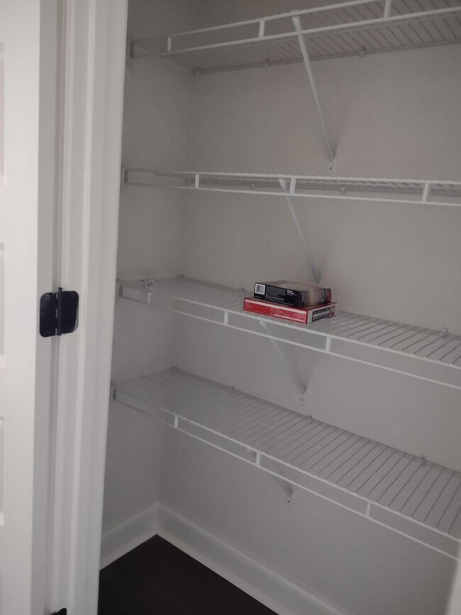 Building Photo - MOVE IN SPECIAL!**** 1/2 OF 1ST MONTH RENT...